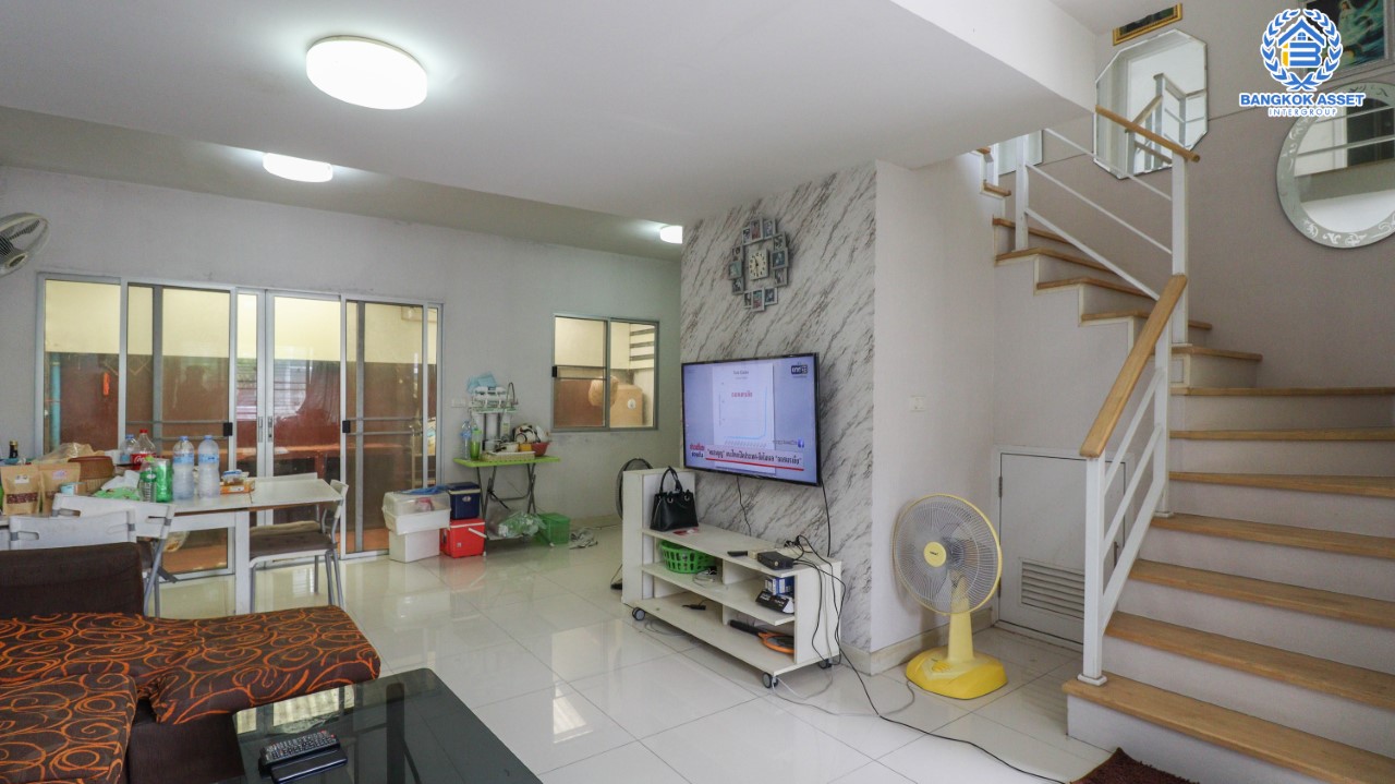 *****ทาวน์เฮ้าส์มือสองย่านวัชรพล! ม.เดอะคอนเน็ค20 วัชรพล-เพิ่มสิน ฟังก์ชันพร้อม 3 ห้องนอน 2 ห้องน้ำ จอดรถได้ 1 คัน เนื้อที่กว้าง 21 ตร.ว. บ้านสวยพร้อมเข้าอยู่ บนทำเลเชื่อมต่อถนนเพิ่มสิน ถนนสุขภิบาล5 ถนนสายไหม เข้าเมืองให้เป็นเรื่องง่ายดาย ใกล้ถนนสุขภิบาล5 และใกล้ทางด่วน ฉลองรัช